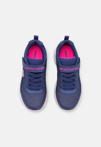 Baskets de sport bleu marine avec une tige synthétique texturée, des accents roses, une semelle en caoutchouc blanche, un système de fermeture à lacets et sangle, et un détail de logo.