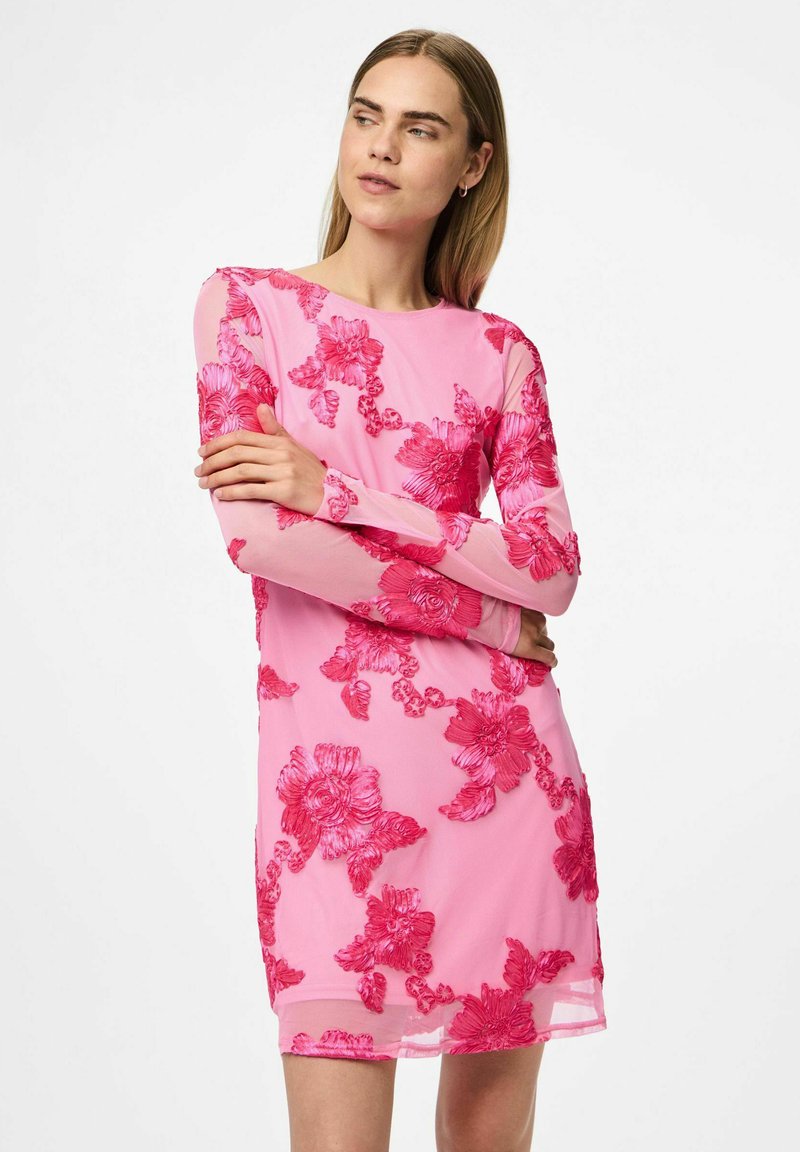 Vestido rosa hecho de tela transparente con mangas largas, que presenta destacados patrones florales bordados en tonos rosa brillantes.
