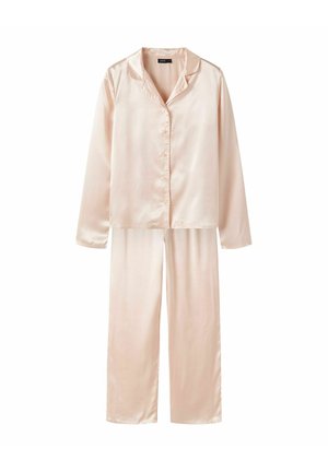 Haut de pyjama en satin rose clair à manches longues avec boutons, accompagné d’un pantalon ample assorti, sur fond blanc.