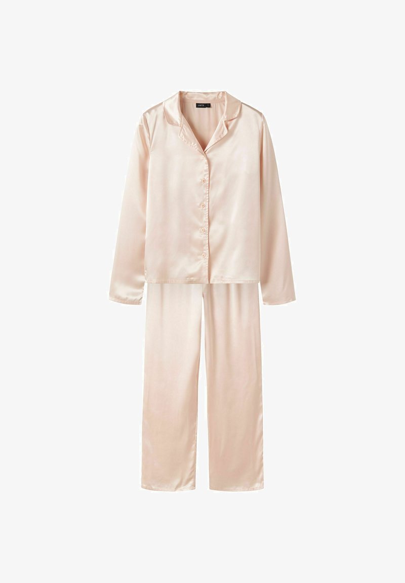Haut de pyjama en satin rose clair à manches longues avec boutons, accompagné d’un pantalon ample assorti, sur fond blanc.