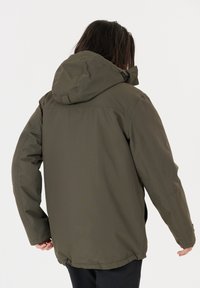 Olivgrön vattentät jacka med avtagbar huva, elastiska ärmslut och en avslappnad passform, med synliga sömmar och en mjuk textur.
