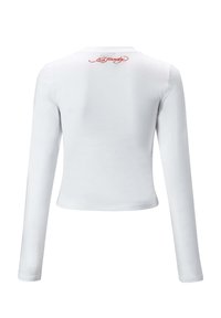 Hvid langærmet skjorte med en tætsiddende pasform. Har en rund udskæring og et rødt broderet "Ed Hardy" logo på bagsiden. Glat tekstur.