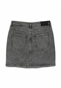 Jupe en denim gris avec une coupe droite, deux poches arrière et une étiquette noire à la taille ; possède des coutures visibles sur les bords.