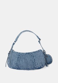 Kerek formájú, világoskék denim válltáska, leválasztható kerek tárolóval és texturált szövet borítással. Beállítható pánt tartozik hozzá.