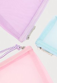 Τρεις θήκες με φερμουάρ σε ροζ, γαλάζιο και λεβάντα αεριζόμενο υλικό. Κάθε μία διαθέτει φερμουάρ σε αντίθετο χρώμα και υφασμάτινες λεπτομέρειες με υφή.