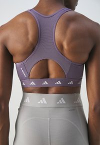 adidas Performance POWERREACT MEDIUM-SUPPORT TECHFIT - Brassières de sport à maintien normal - shadow violet