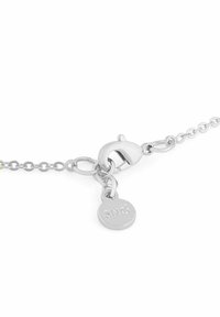 Silverfärgad metallarmbandkedja med karbinhake, som har en rund berlock graverad med "SNÖ." Slät yta och polerad finish.