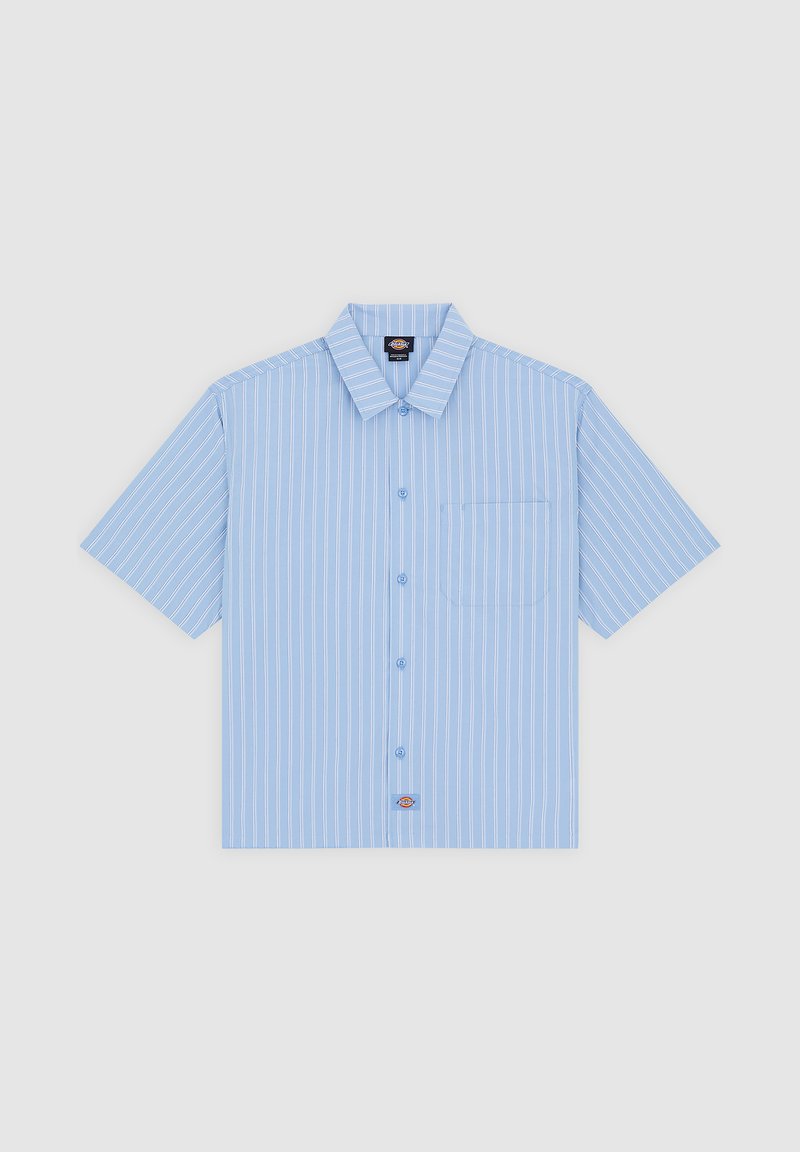 Lyseblå kortærmet skjorte med hvide lodrette striber, knappet skjortekrave, enkelt brystlomme og logoetiket ved kanten.