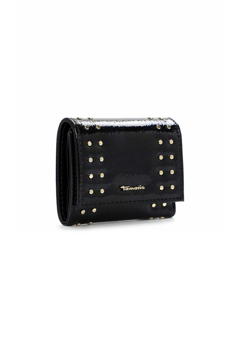 Svart plånbok av lackläder med guldfärgade nitar, rektangulär form och vikbar design; har en logotyp på framsidan.