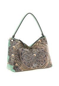 Borsa a spalla con motivi floreali in rilievo, borchie metalliche e una tracolla e lati verde menta, inclinata leggermente a destra.