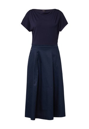 Granatowa sukienka z krótkimi rękawami, dekoltem w łódkę, dopasowaną talią i długą, rozkloszowaną spódnicą z plisowanymi detalami.