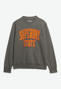 Szary sweter z okrągłym dekoltem z wyróżniającym się, pomarańczowym haftem "SUPERDRY STATE". Rękawy i dół wykończone ściągaczem z metką logo na dolnej stronie.