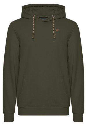 Oliven grøn hættetrøje lavet af blødt stof, med en lomme foran, flettede snore og et lille logopatch på brystet.