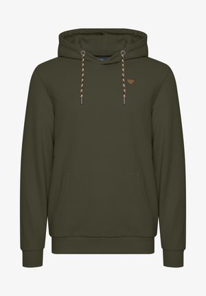 Oliven grøn hættetrøje lavet af blødt stof, med en lomme foran, flettede snore og et lille logopatch på brystet.