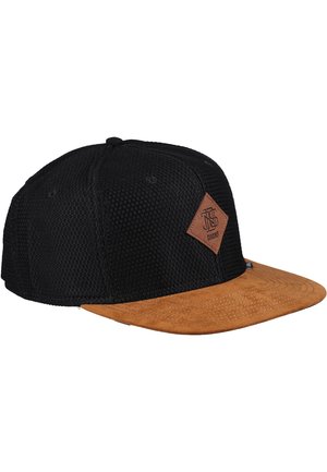 Svart nettingcaps med en brun semsket visir; har en diamantformet lærlapp foran. Justerbar snapback-design.