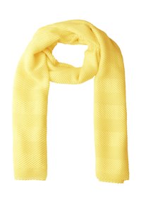 Longue écharpe jaune avec une texture côtelée diagonale, pliée lâchement avec une boucle centrale, posée sur un fond blanc.