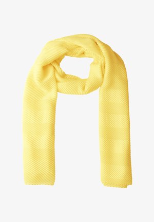 Longue écharpe jaune avec une texture côtelée diagonale, pliée lâchement avec une boucle centrale, posée sur un fond blanc.