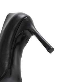 Scarpa con tacco alto nera caratterizzata da un design elegante, una tomaia in pelle texturizzata, un tacco affilato e una punta arrotondata, con una finitura liscia e lucida.