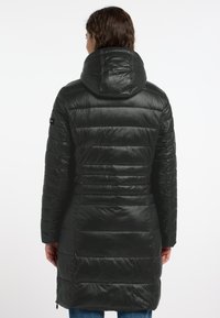 Zwarte pufferjas met een capuchon, gequilte textuur en een middellange snit. Het materiaal lijkt glanzend met horizontale stiksels.