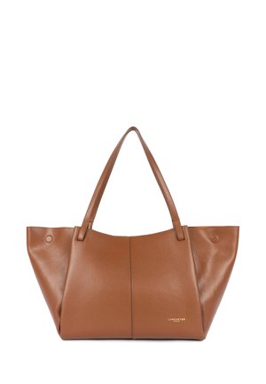 Sac fourre-tout en cuir marron avec un design structuré, une couture décorative et deux bretelles d'épaule ; présente un détail de logo doré sur le devant.