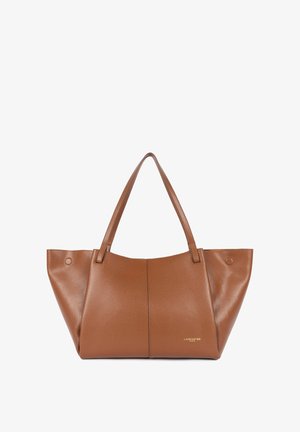 Brązowa skórzana torba na ramię o zwartej konstrukcji, z ozdobnym szwem i dwoma paskami na ramię; posiada złote logo na przodzie.