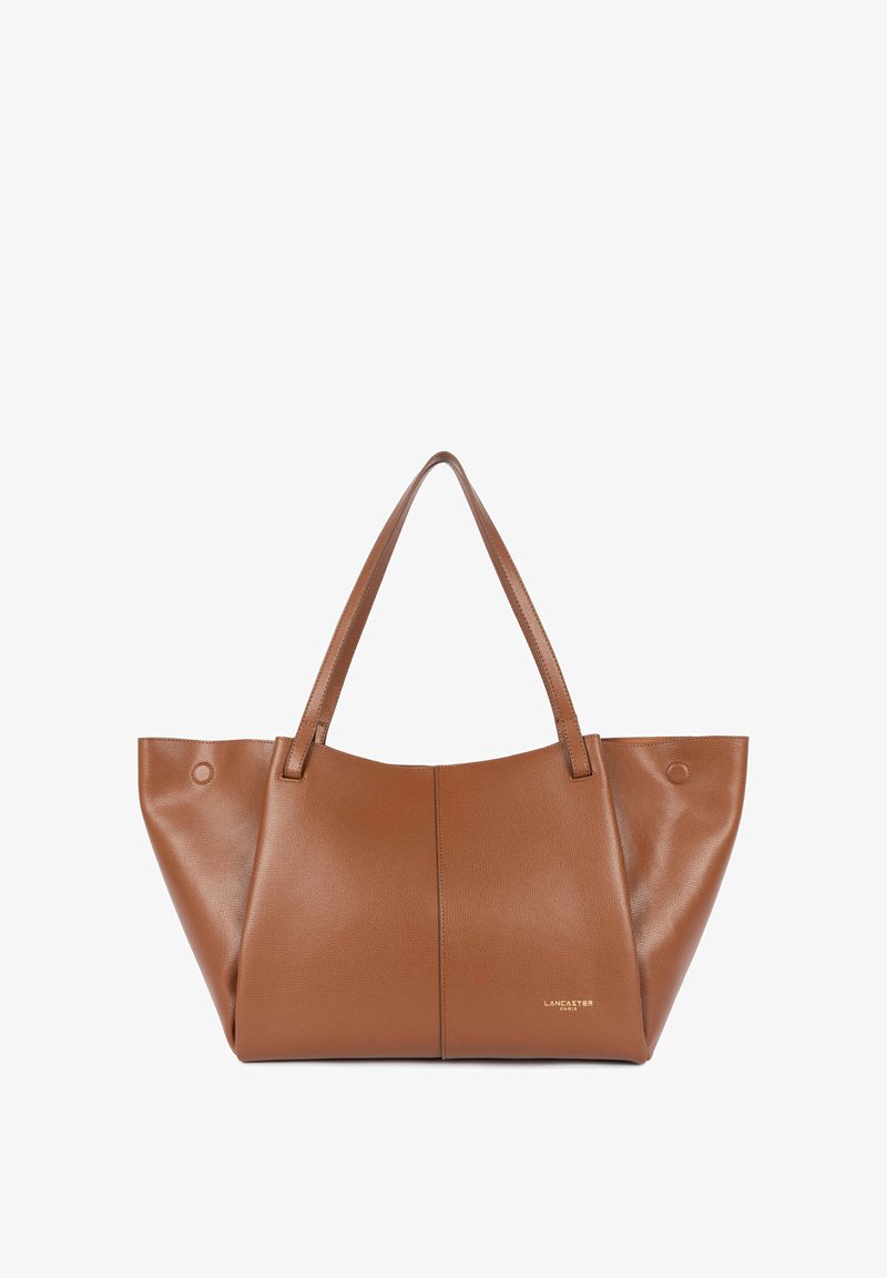 Sac fourre-tout en cuir marron avec un design structuré, une couture décorative et deux bretelles d'épaule ; présente un détail de logo doré sur le devant.