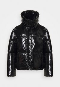 Sort polstret jakke med en blank finish, høj krave, lynlås lukning og elastiske manchetter. Har horisontale sømme og en firkantet form.