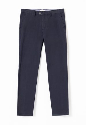 Pantalones rectos para hombre de color azul marino con botón frontal, cremallera, trabillas para cinturón y bolsillos laterales sobre fondo blanco.
