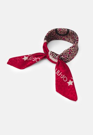 Écharpe en soie avec boucle imprimé léopard et extrémités rouges avec des étoiles blanches et le texte « LIU·JO », nouée en un nœud lâche.