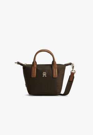 Petit sac à main marron foncé avec des poignées marron clair, une bandoulière détachable, une fermeture éclair dorée et un logo doré sur le devant.