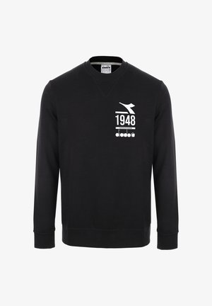 Felpa nera a maniche lunghe con collo rotondo, con testo bianco "1948", un logo simile a un uccello e il marchio "diadora" sul petto sinistro.