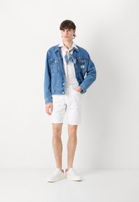 Calvin Klein Jeans SLIM - Džinsa auduma šorti - denim light