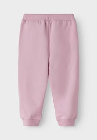 Roze trenirke izrađene od mekanog materijala, s rebrastim pojasom, suženim nogavicama i manžetama na dnu. Glatka tekstura bez vidljivih uzoraka.