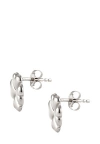 Sølv stud øreringe med et tvistet, rundt design. Glat tekstur med poleret finish og sikker push-back lukning.