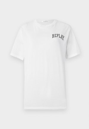 Valkoinen puuvillainen t-paita, jossa on pyöreä kaula-aukko ja lyhyet hihat. Vasemmassa rintakehässä on musta "REPLAY" -teksti. Sileä pinta.