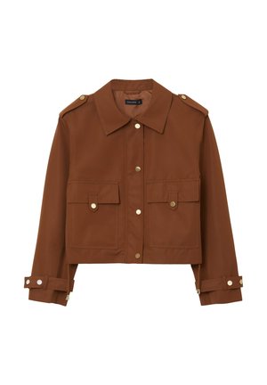 Giacca corta marrone con hardware dorato, spalline con bottone sulle spalle, tasche a pattina e un tessuto liscio e resistente.
