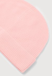 Berretto rosa con una texture a coste, dotato di risvolto e finitura liscia. Il berretto ha una vestibilità aderente e un design minimalista.