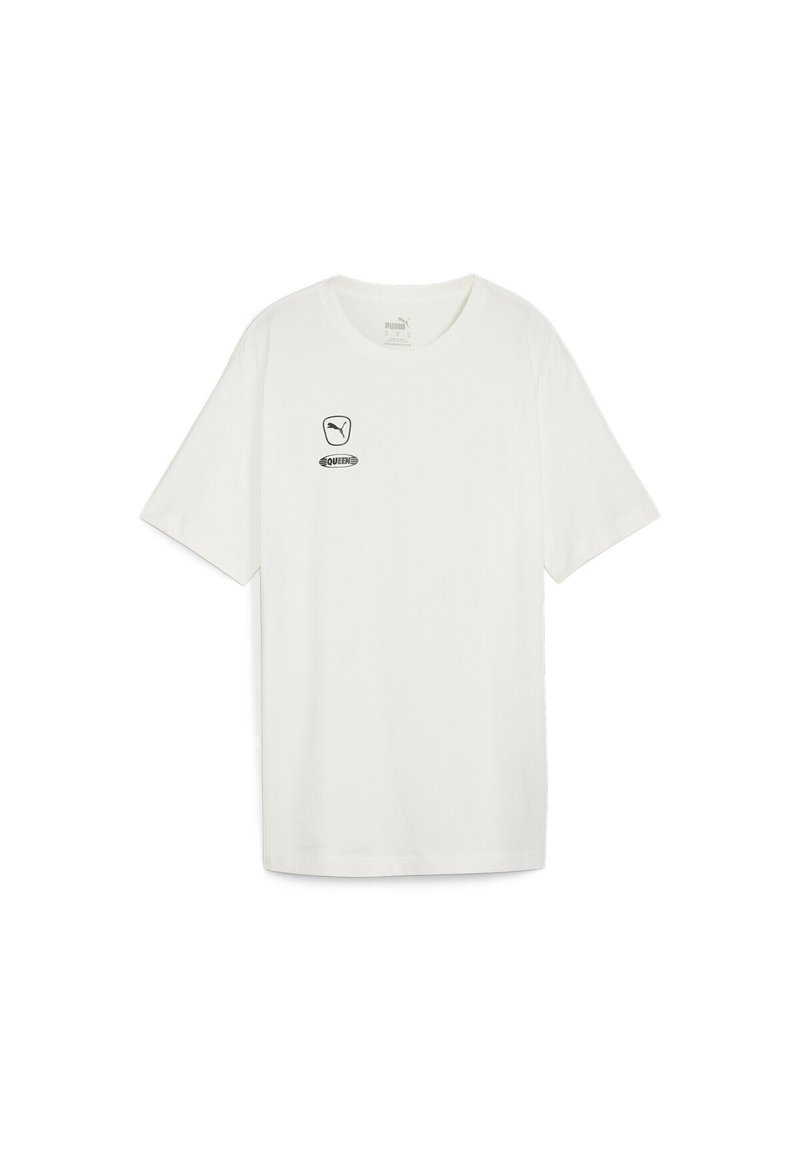 Camiseta blanca de algodón con cuello redondo, mangas cortas y un gráfico en negro que presenta una corona y texto en la parte delantera izquierda.