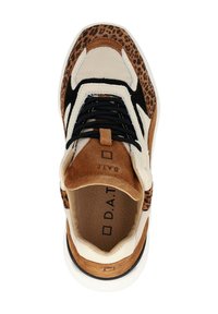 Baskets en daim imprimé léopard marron, avec textile crème, accents noirs et lacets noirs. Semelle intérieure texturée visible avec impression de logo.