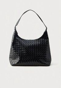 Černá pletená taška s hladkým, lesklým povrchem. Má zakřivený ramenní popruh a volný tvar. Bez viditelného kovového příslušenství nebo ozdob.