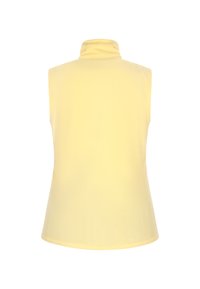 Top galben fără mâneci, cu un guler înalt, realizat dintr-un material moale și neted. Prezintă un design ajustat și un tiv curbat. Fără modele sau accente vizibile.