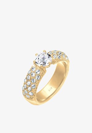 Anello color oro con una pietra centrale rotonda circondata da piccole pietre trasparenti, con una fascia testurizzata e finitura lucida.