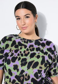 T-shirt met luipaardprint in tinten zwart, groen en paars, voorzien van een ronde hals en korte mouwen, gemaakt van zachte, gestructureerde stof.