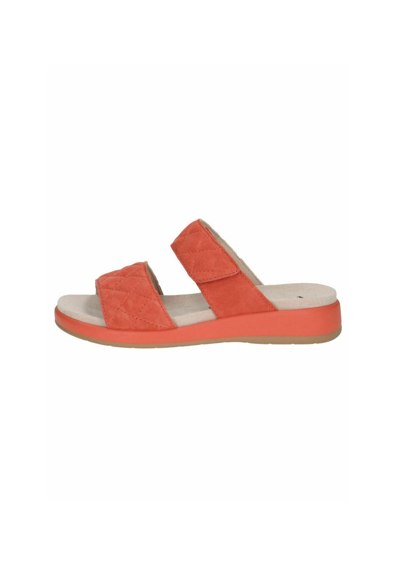 Oranžni semiš natikači s dvema širokima trakovoma, kviltano teksturo in bež oblazinjeno podplatom. Imajo nizek, lahek podplat.