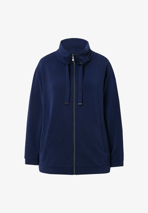 Giacca zip-up blu navy con colletto alto, tasche frontali, cordini e una texture liscia. Realizzata in tessuto morbido con una vestibilità rilassata.