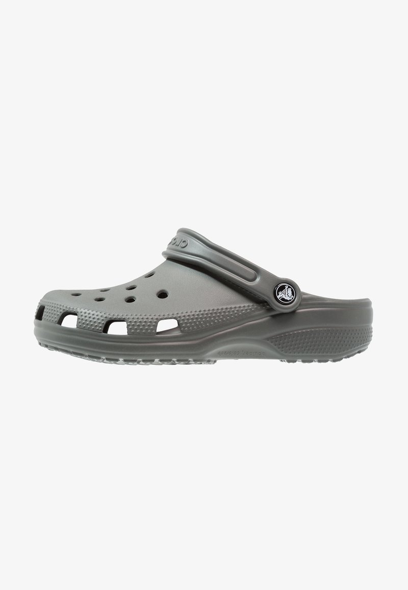 Sabot en croco gris avec des trous de ventilation, une sangle arrière et une semelle texturée. Fabriqué en matériau synthétique durable pour le confort et la respiration.