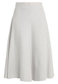 Jasnoszara spódnica midi z dopasowaną talią, rozszerzanym krojem i miękką fakturą materiału, z czystym dołem i bez widocznych zapięć czy wzorów.