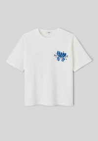 T-shirt blanc à manches courtes avec un motif abstrait de feuilles bleues et le texte « Henri Matisse » sur le côté gauche de la poitrine.
