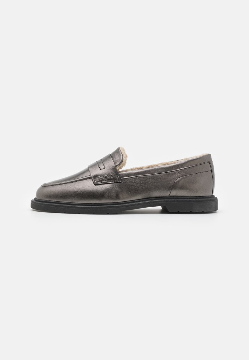 Mocassin en cuir gris métallisé avec semelle noire et doublure en fourrure beige douce, vue latérale sur fond blanc.