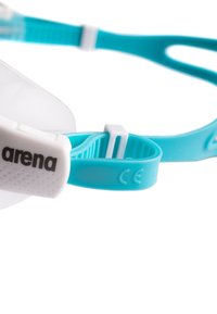Gafas de natación blancas con una correa de silicona texturizada, que cuentan con una banda ajustable de un brillante color turquesa y un logo en la correa.